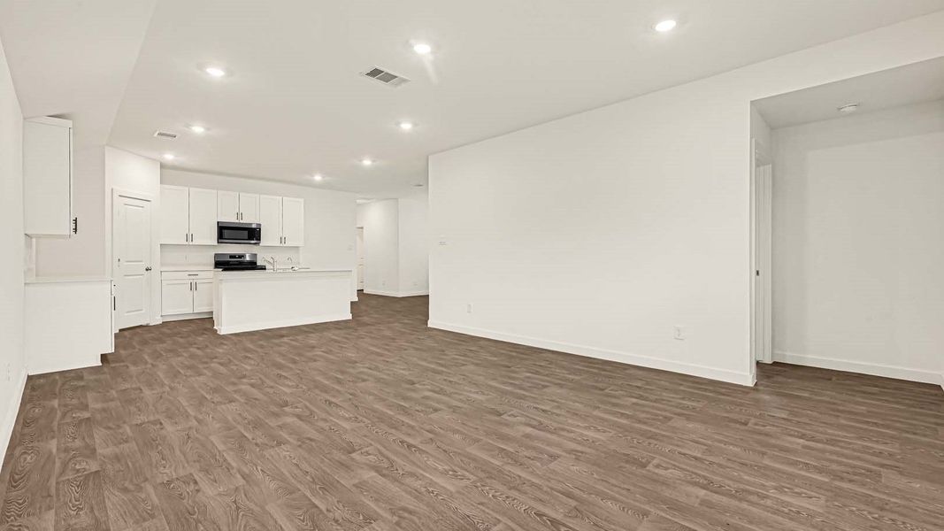 Spacious, unfurnished interior of a new home in Holly Ridge, Rosenberg (Image 15).