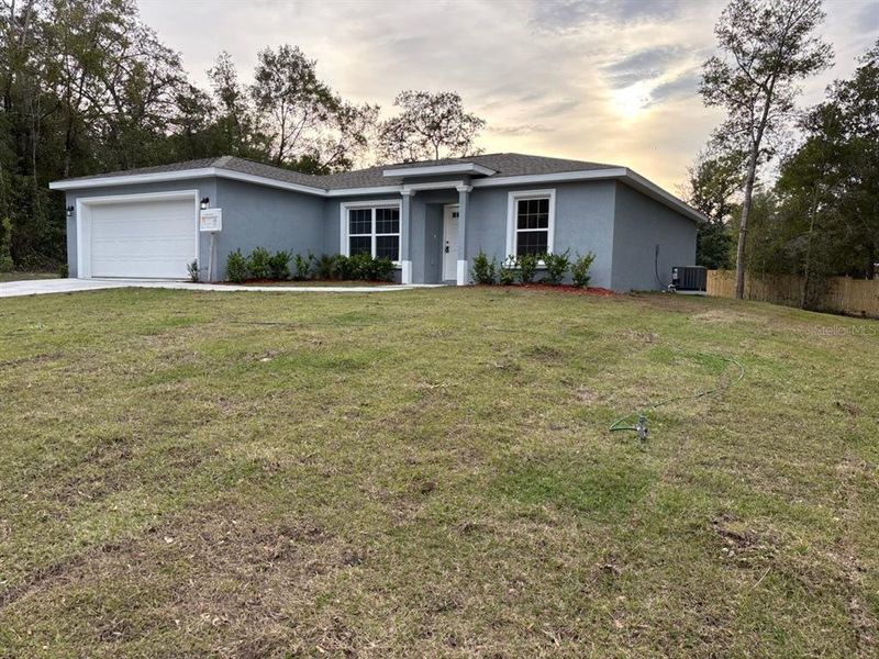 Exterior details and patio area of a home in , Citrus Springs (Image 3).