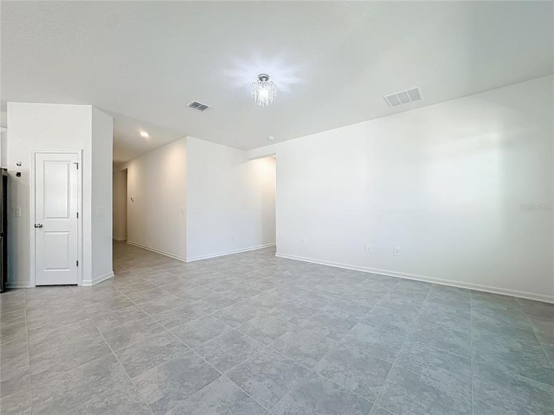 Spacious, unfurnished interior of a new home in , Kissimmee (Image 18).