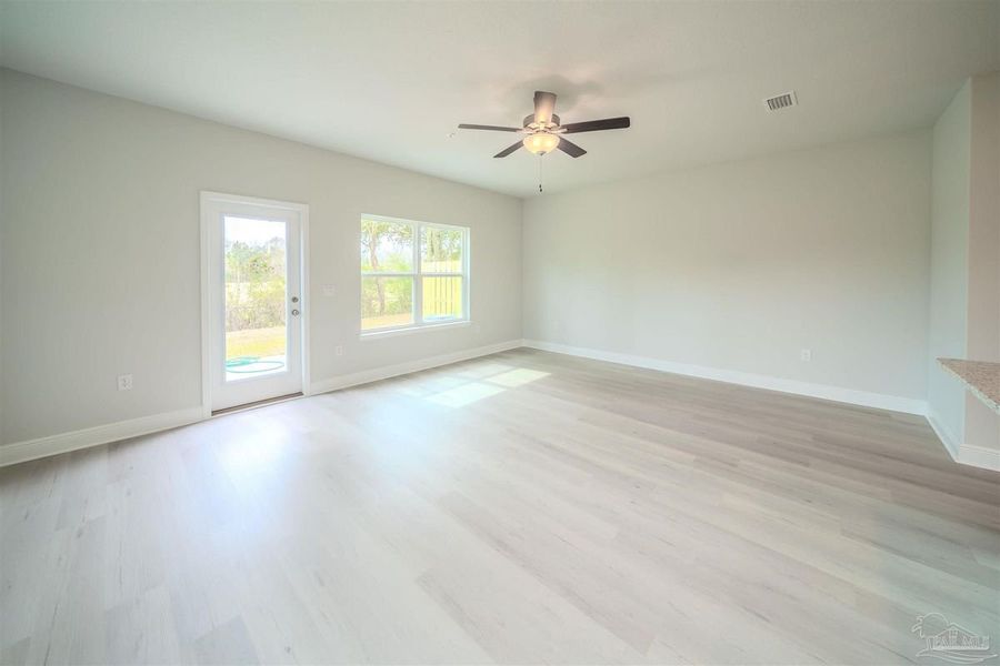 Spacious, unfurnished interior of a new home in Lexlee Estates, Pensacola (Image 8).