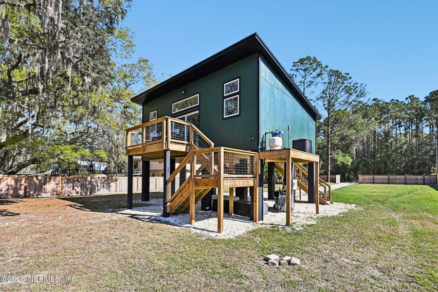 Exterior details and patio area of a home in , Middleburg (Image 21).
