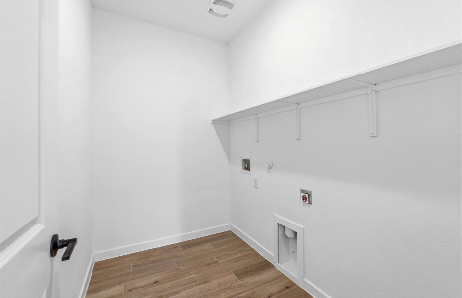 Spacious, unfurnished interior of a new home in Sunfield, Buda (Image 39).