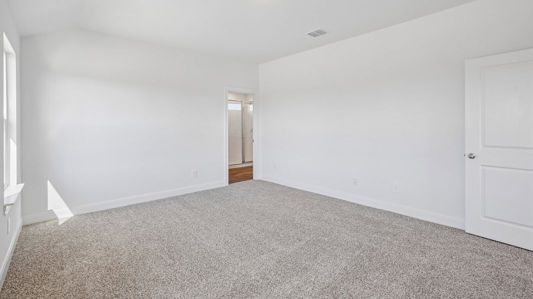 Spacious, unfurnished interior of a new home in Railhead, Cedar Creek (Image 19).