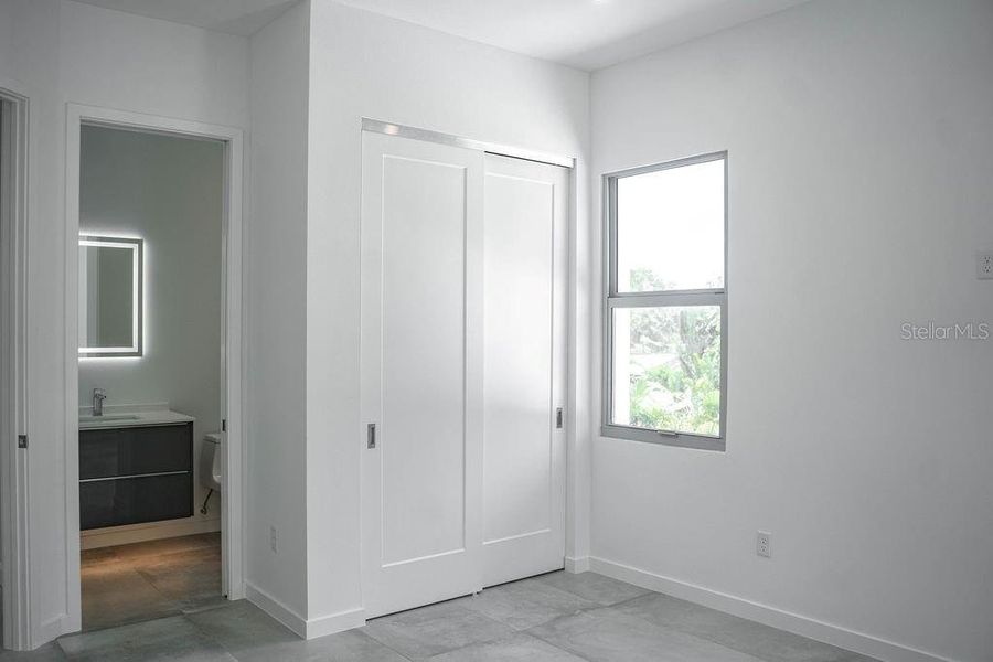 Spacious, unfurnished interior of a new home in , Sarasota (Image 20).