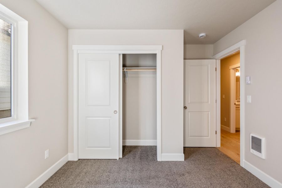 Spacious, unfurnished interior of a new home in Feather Ridge, Redmond (Image 30).