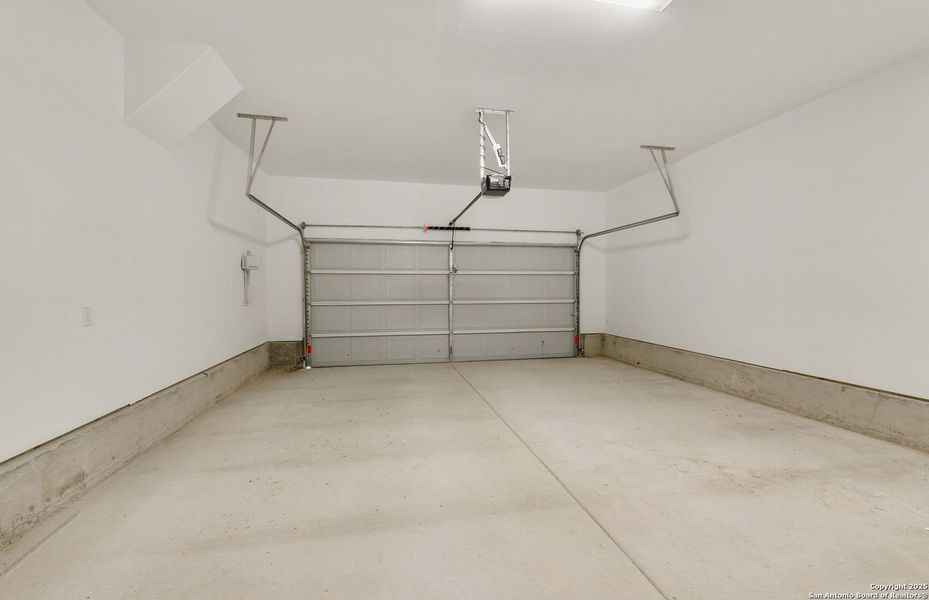 Spacious, unfurnished interior of a new home in Del Webb New Braunfels at Veramendi, New Braunfels (Image 17).