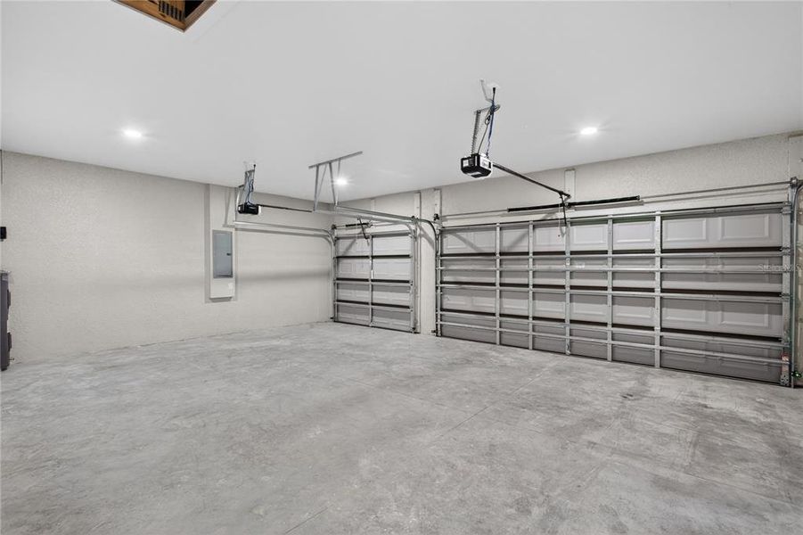 Spacious, unfurnished interior of a new home in , Cape Coral (Image 33).