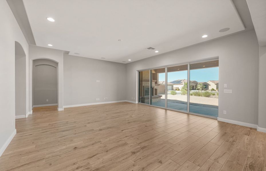 Spacious, unfurnished interior of a new home in Sun City Anthem at Merrill Ranch, Florence (Image 26).