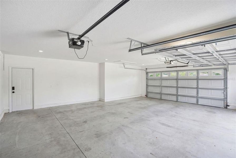 Spacious, unfurnished interior of a new home in , Weeki Wachee (Image 21).