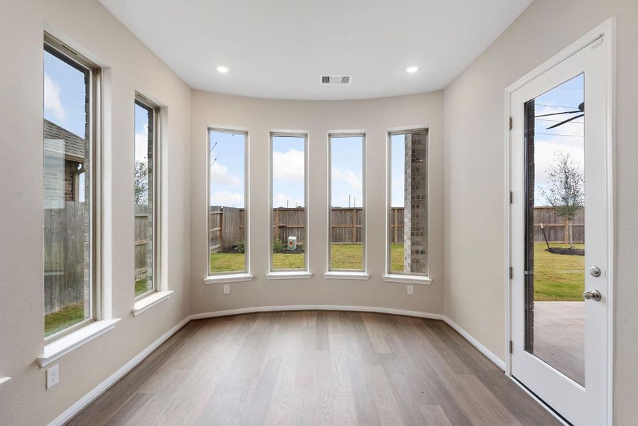 Spacious, unfurnished interior of a new home in Valencia, Manvel (Image 24).