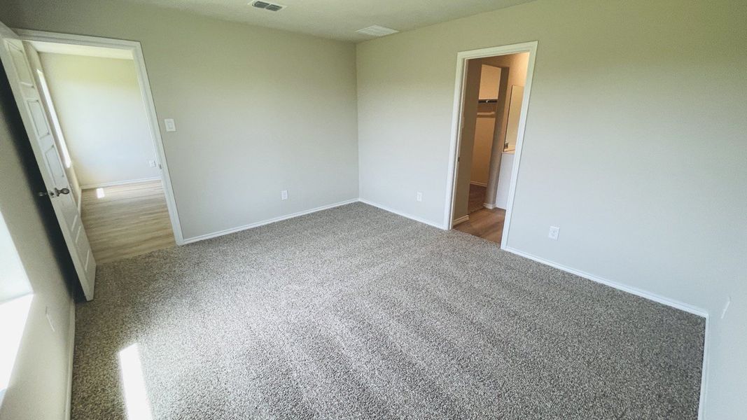 Spacious, unfurnished interior of a new home in Sunnycreek, Fort Worth (Image 8).