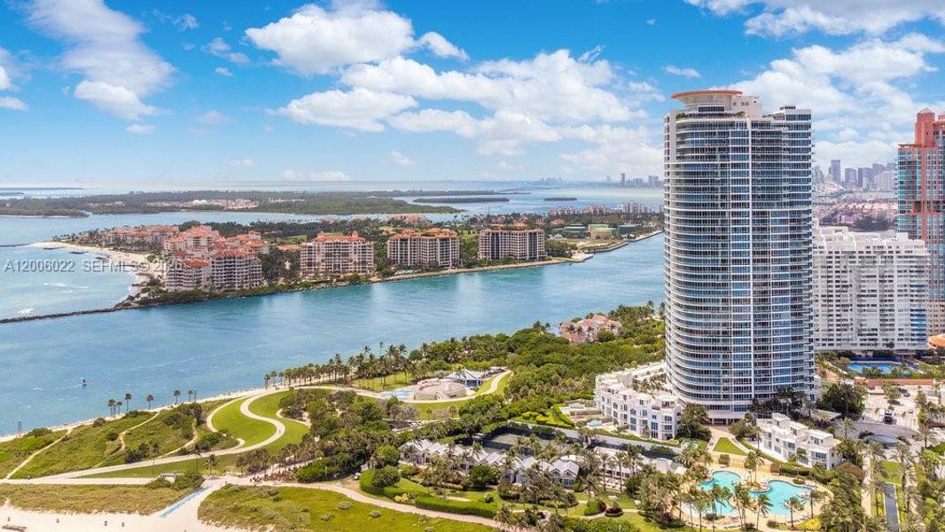 Condo located in Miami Beach, FL showcasing its design and architecture (Image 3).