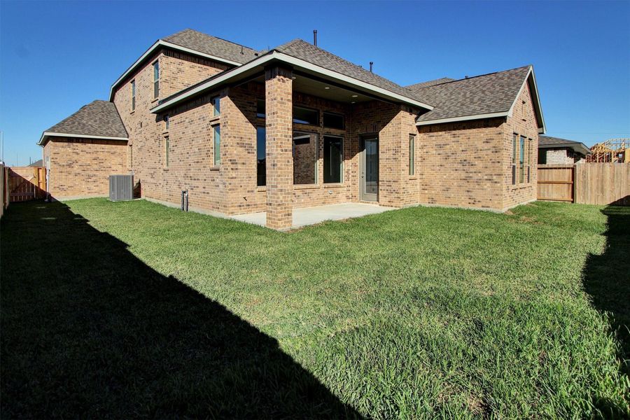 Exterior details and patio area of a home in Canterra Creek  60', Rosharon (Image 25).