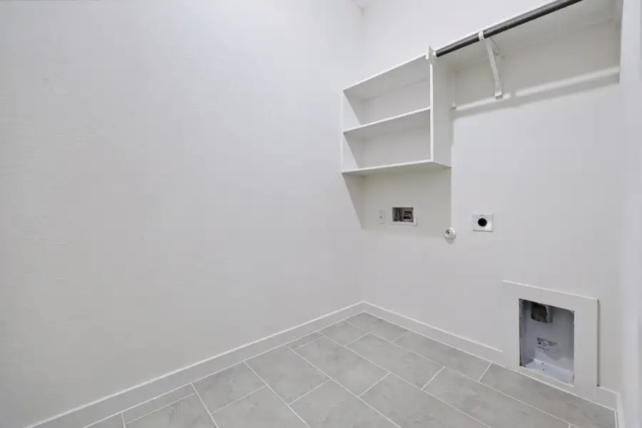 Spacious, unfurnished interior of a new home in Prairie Winds, Hutto (Image 15).