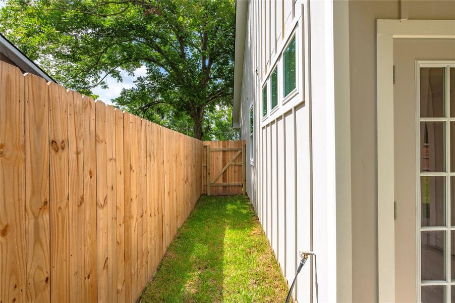 Exterior details and patio area of a home in , Alvin (Image 23).