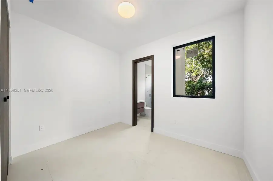 Spacious, unfurnished interior of a new home in , Pinecrest (Image 21).