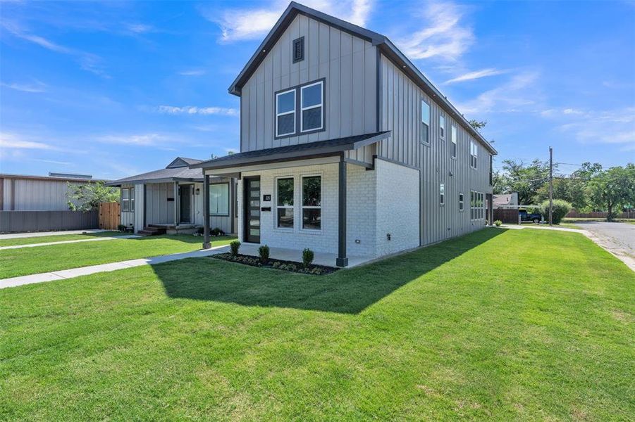 Exterior details and patio area of a home in , Grand Prairie (Image 4).