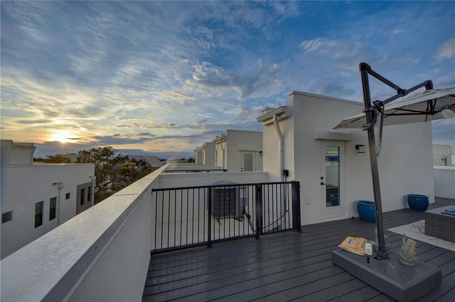 Exterior details and patio area of a home in , St. Petersburg (Image 24).