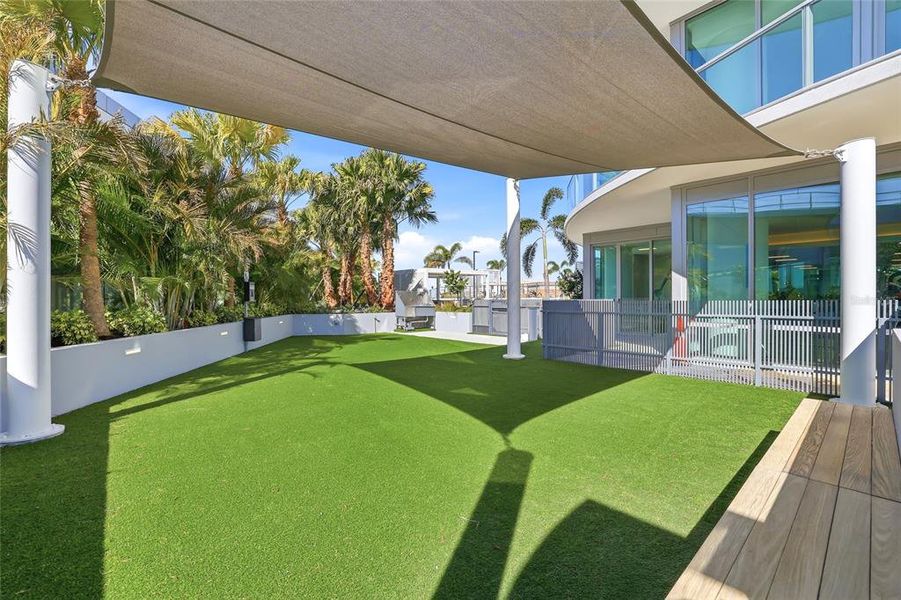 Exterior details and patio area of a home in , St. Petersburg (Image 28).