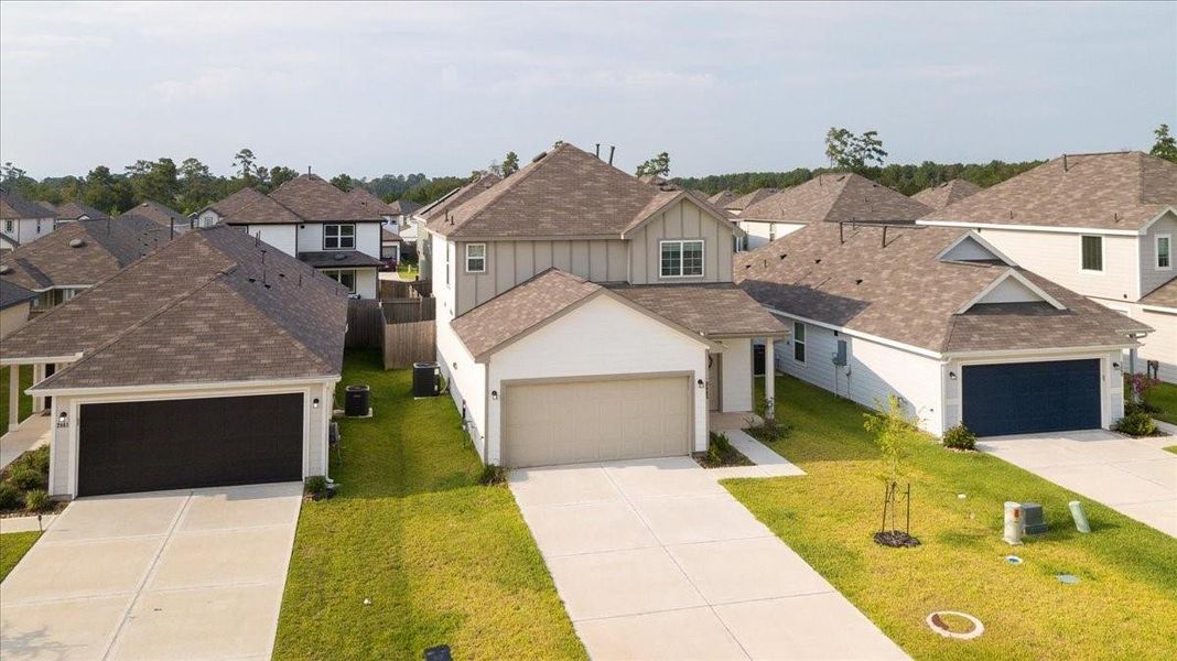 Front exterior of a new home in River's Edge, Conroe, TX, highlighting curb appeal (Image 26). Front exterior of a new home in River's Edge, Conroe, TX, highlighting curb appeal (Image 26).