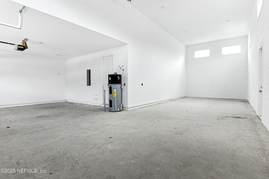 Spacious, unfurnished interior of a new home in Seasons at Grandview Gardens, Deland (Image 10).