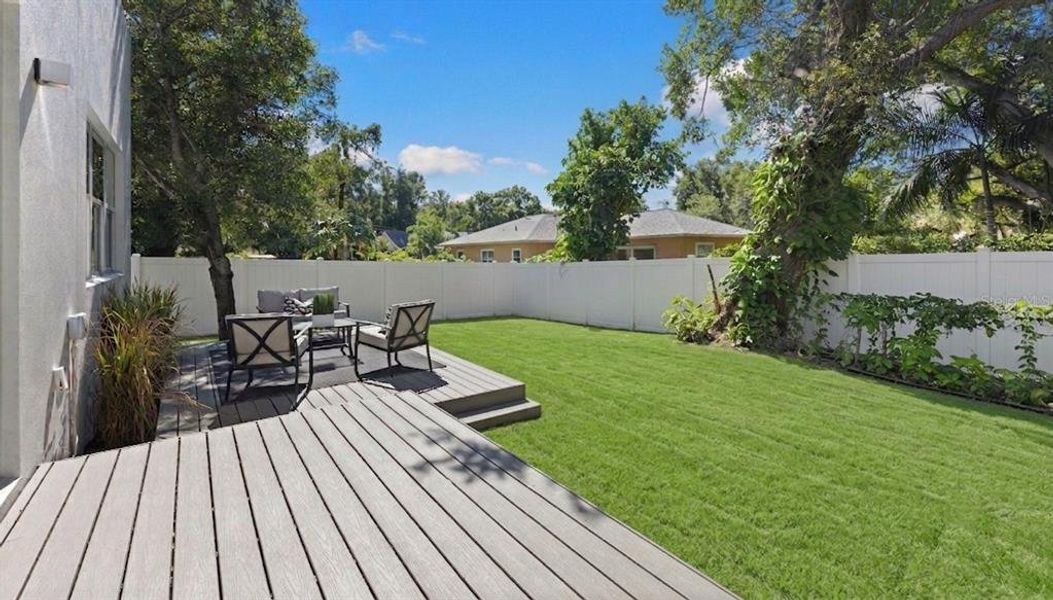Exterior details and patio area of a home in , St. Petersburg (Image 4).