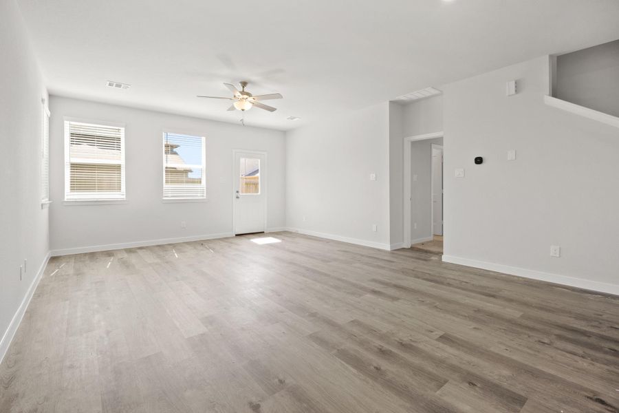 Spacious, unfurnished interior of a new home in Pearlbrook, Texas City (Image 16).