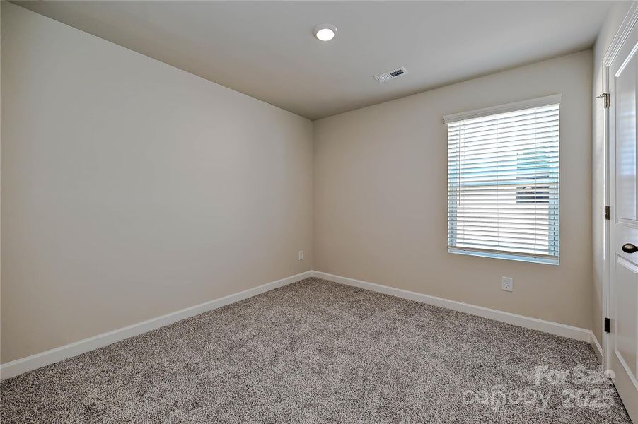 Spacious, unfurnished interior of a new home in Buffalo Ridge, Newton (Image 10).
