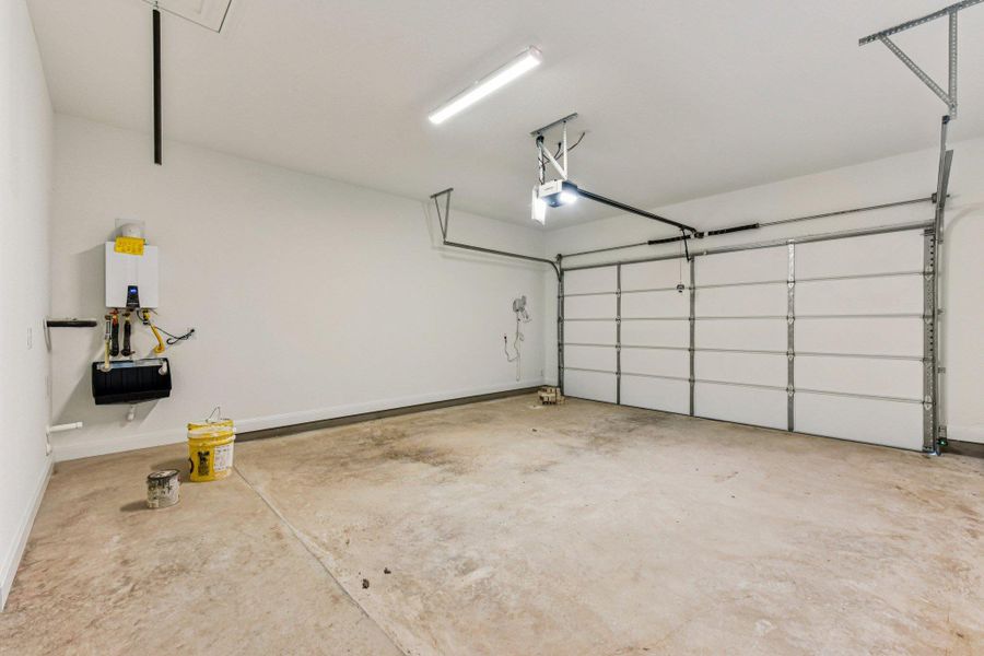 Spacious, unfurnished interior of a new home in 6 Creeks, Kyle (Image 25).