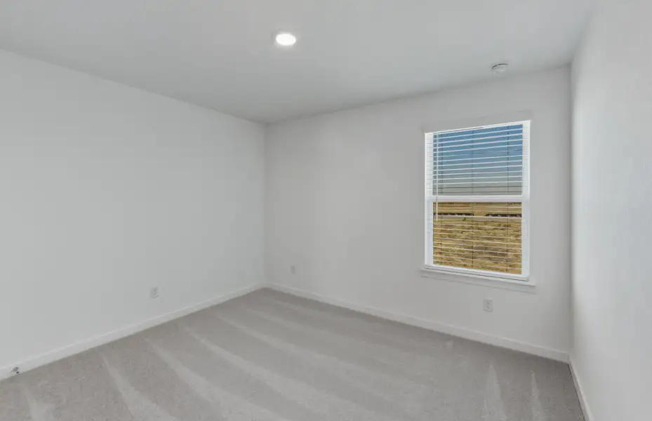 Spacious, unfurnished interior of a new home in Sunfield, Buda (Image 27).