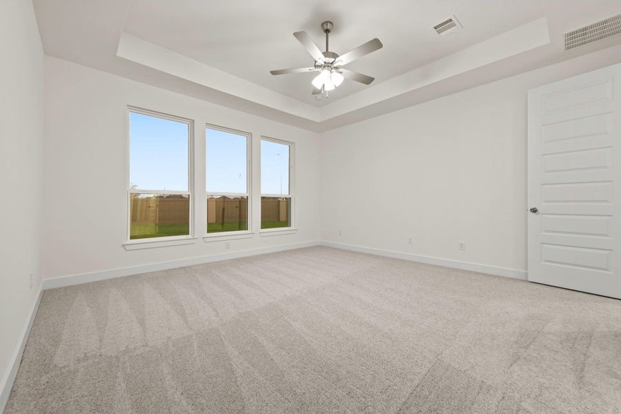 Spacious, unfurnished interior of a new home in Cross Creek West - 55', Fulshear (Image 13).