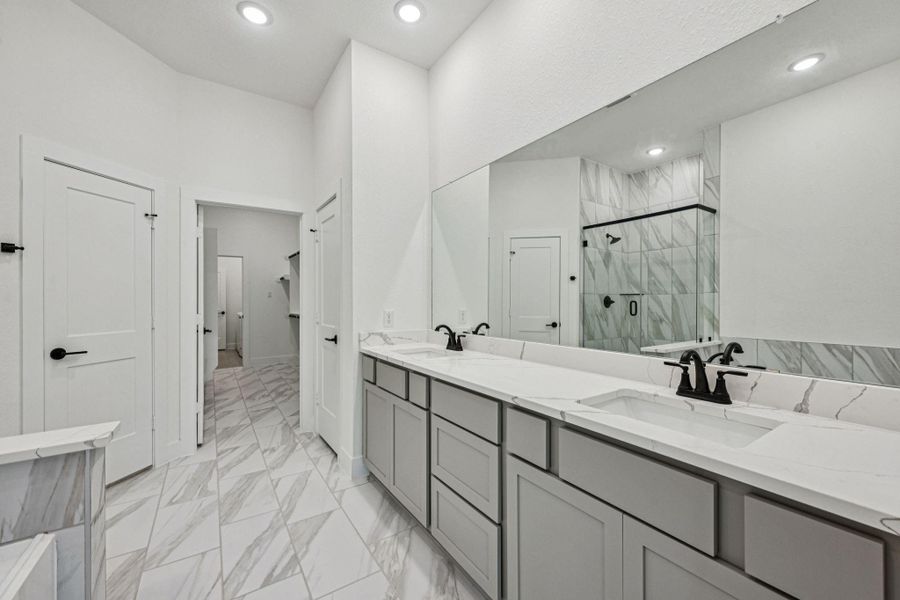 Furnished interior view inside a new home in Kresston 50's, Montgomery (Image 10).