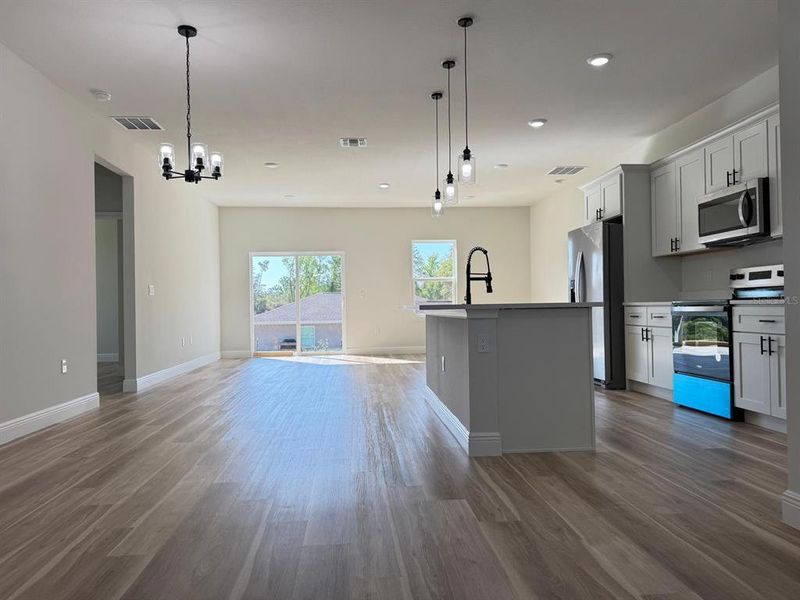 Spacious, unfurnished interior of a new home in , Ocala (Image 9).