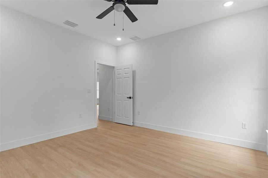 Spacious, unfurnished interior of a new home in , Citrus Springs (Image 31).