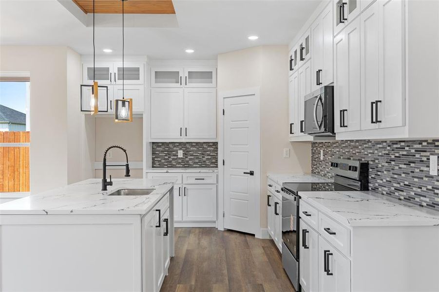 Spacious, unfurnished interior of a new home in , Granbury (Image 5).