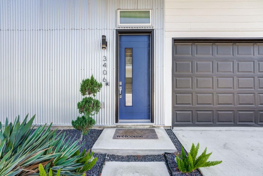 Exterior details and patio area of a home in Avondale, Houston (Image 30).