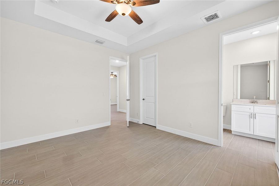 Spacious, unfurnished interior of a new home in Cape Coral, Cape Coral (Image 35).