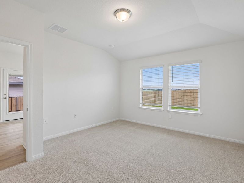Spacious, unfurnished interior of a new home in Lexington Parke, Del Valle (Image 8).
