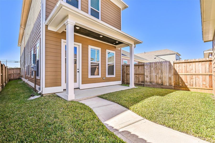 Exterior details and patio area of a home in Pearland Old Townsite, Pearland (Image 22).