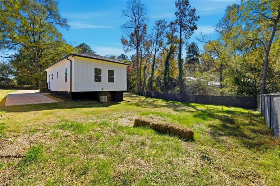 Exterior details and patio area of a home in , Athens (Image 15).