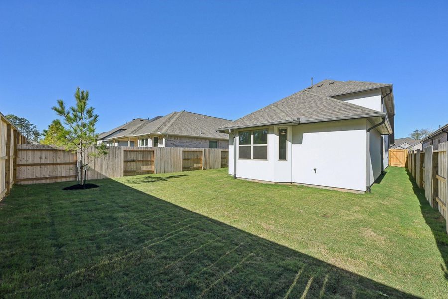 Exterior details and patio area of a home in Evergreen 40', Conroe (Image 30).
