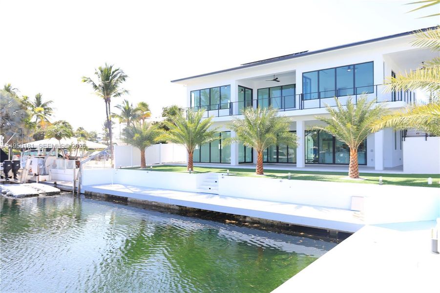 Exterior details and patio area of a home in , Key Largo (Image 13).