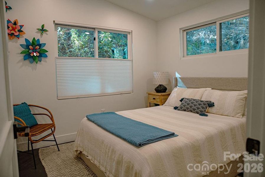 Guest room with queen bed