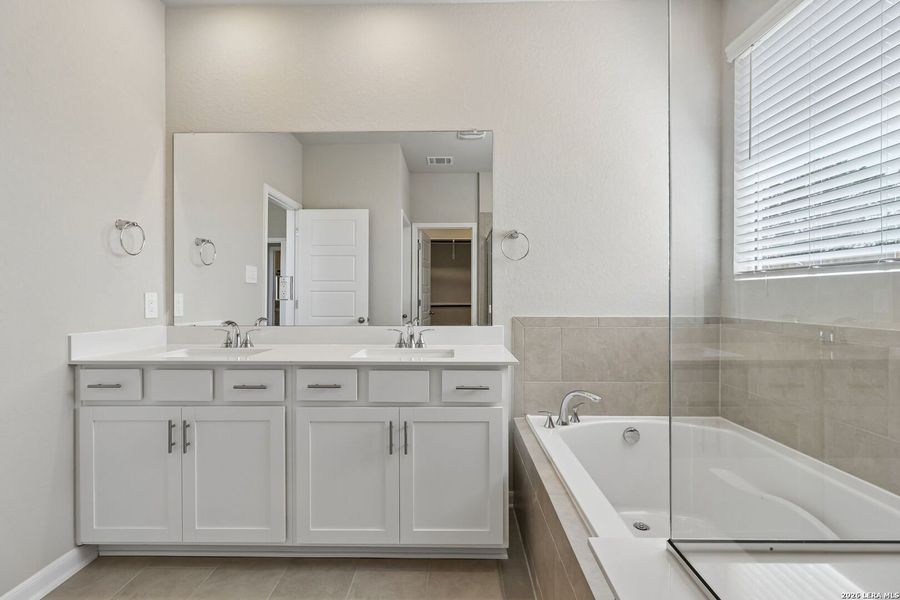 Furnished interior view inside a new home in Thomas Pond, San Antonio (Image 17). Furnished interior view inside a new home in Thomas Pond, San Antonio (Image 17).