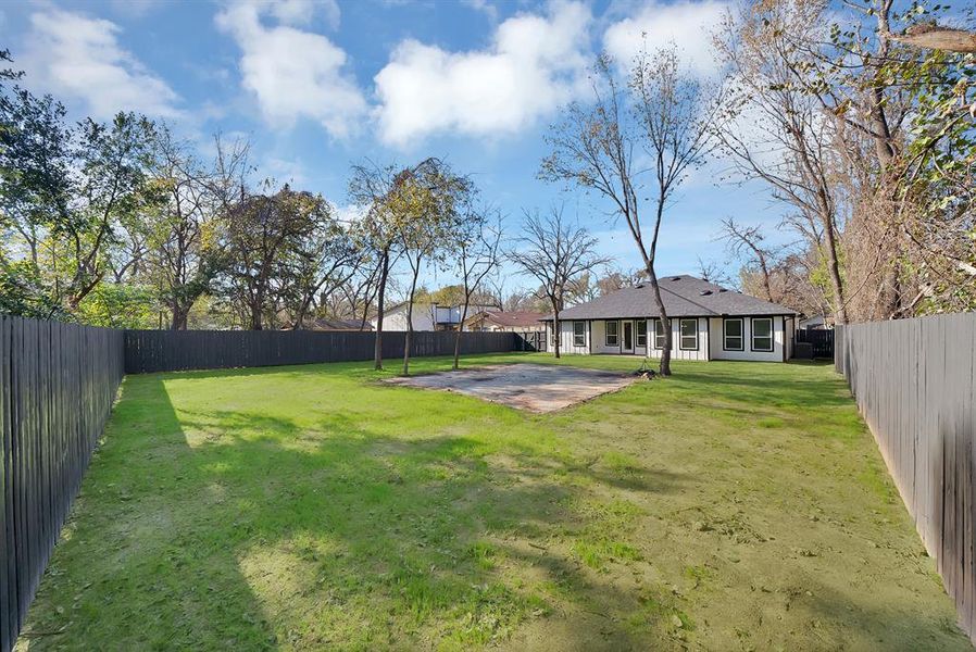 Exterior details and patio area of a home in , Dallas (Image 3).