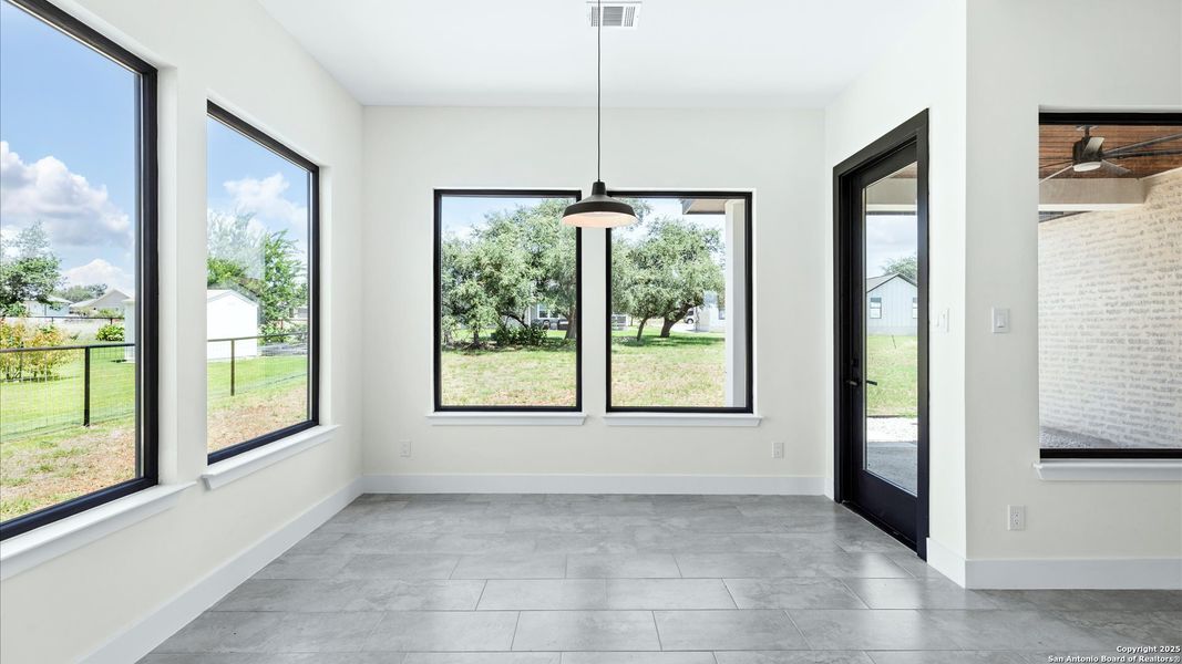 Spacious, unfurnished interior of a new home in , Blanco (Image 36).
