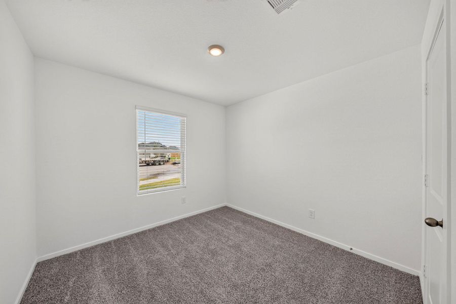 Spacious, unfurnished interior of a new home in Sunterra, Katy (Image 7).