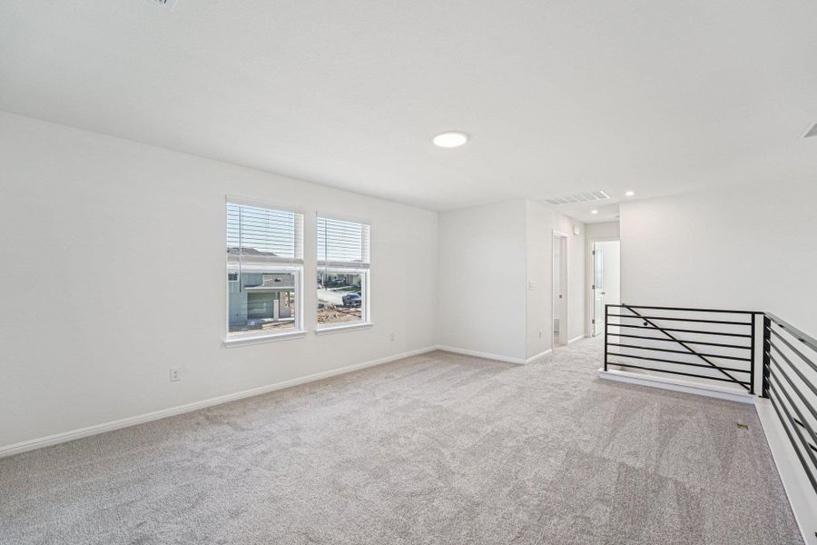 Spacious, unfurnished interior of a new home in Porter Country, Buda (Image 24).