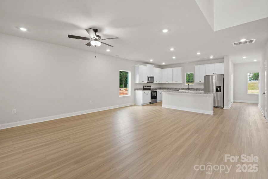 Spacious, unfurnished interior of a new home in Ascot Woods, Charlotte (Image 7).