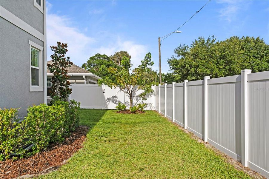 Exterior details and patio area of a home in , St. Petersburg (Image 31).